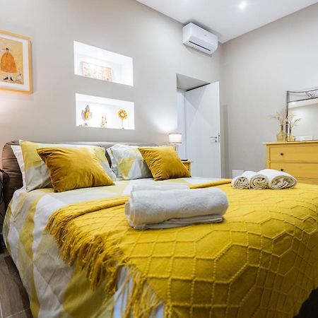 La Casa Di Bianca - Modern Suites Near Plebiscito Napoli Bagian luar foto