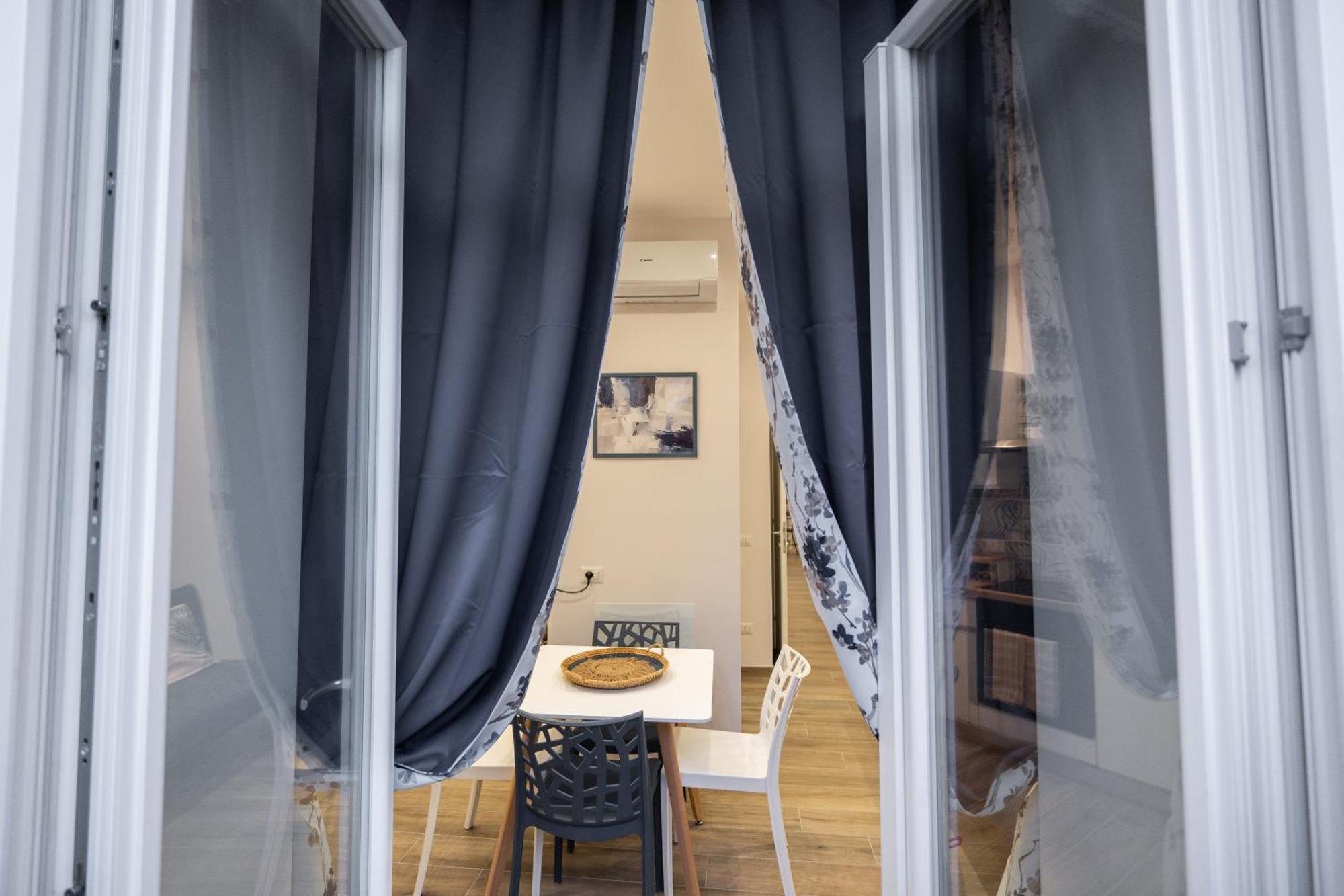 La Casa Di Bianca - Modern Suites Near Plebiscito Napoli Bagian luar foto
