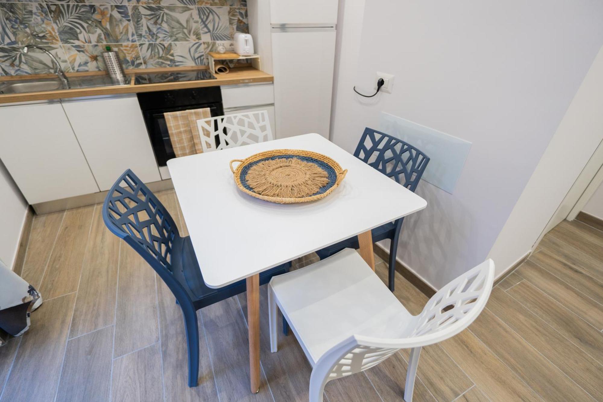 La Casa Di Bianca - Modern Suites Near Plebiscito Napoli Bagian luar foto