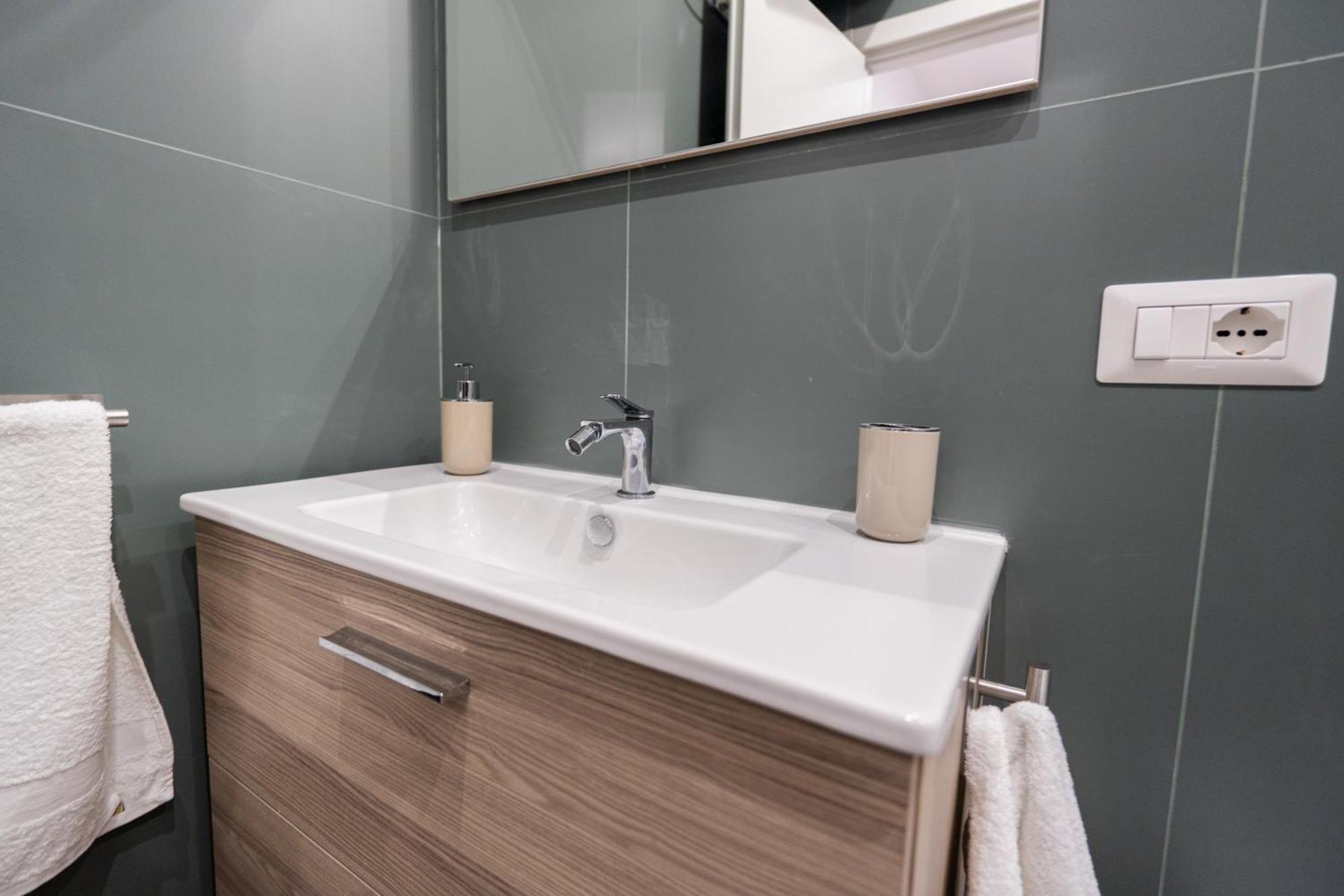 La Casa Di Bianca - Modern Suites Near Plebiscito Napoli Bagian luar foto