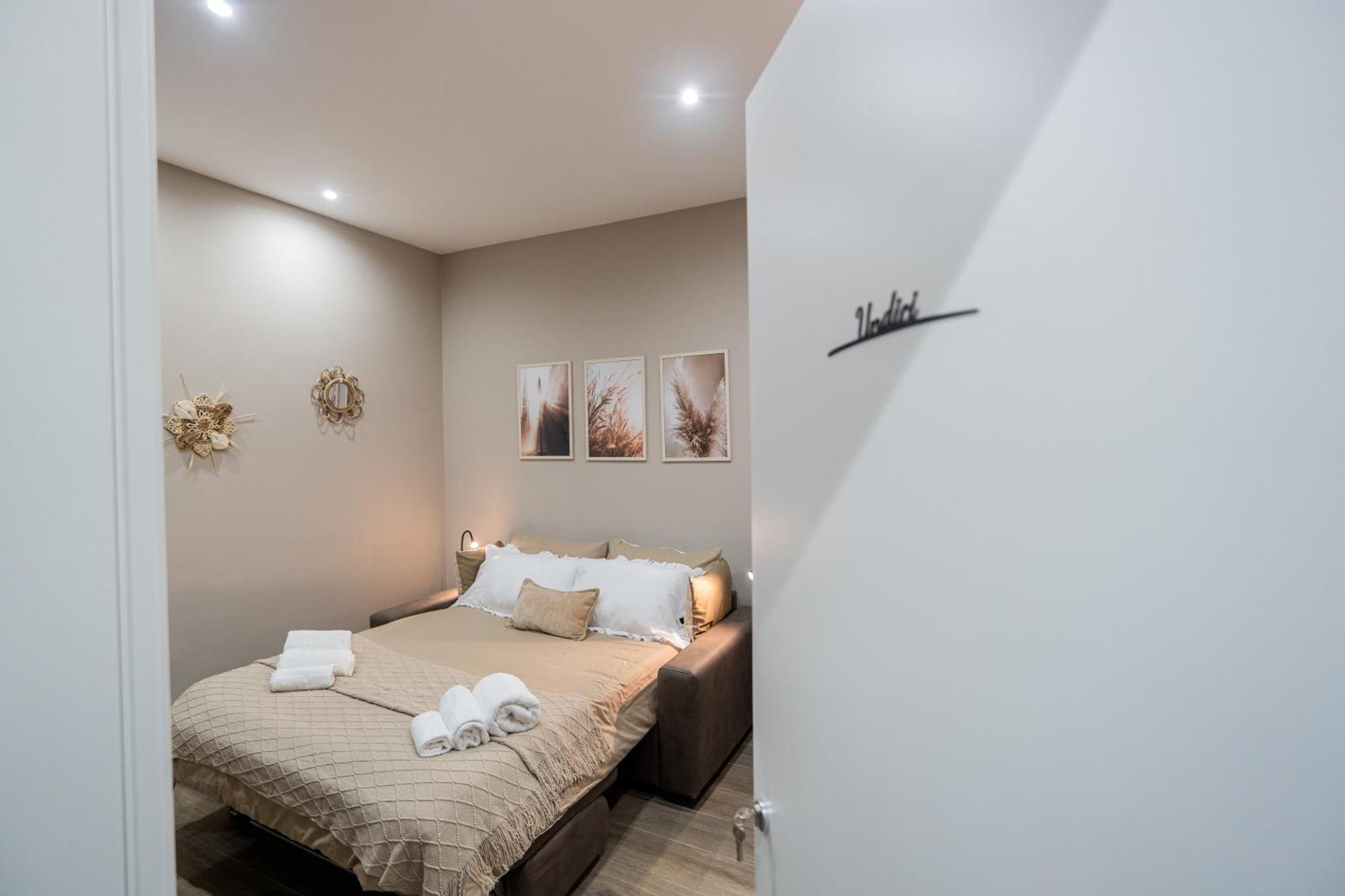 La Casa Di Bianca - Modern Suites Near Plebiscito Napoli Bagian luar foto