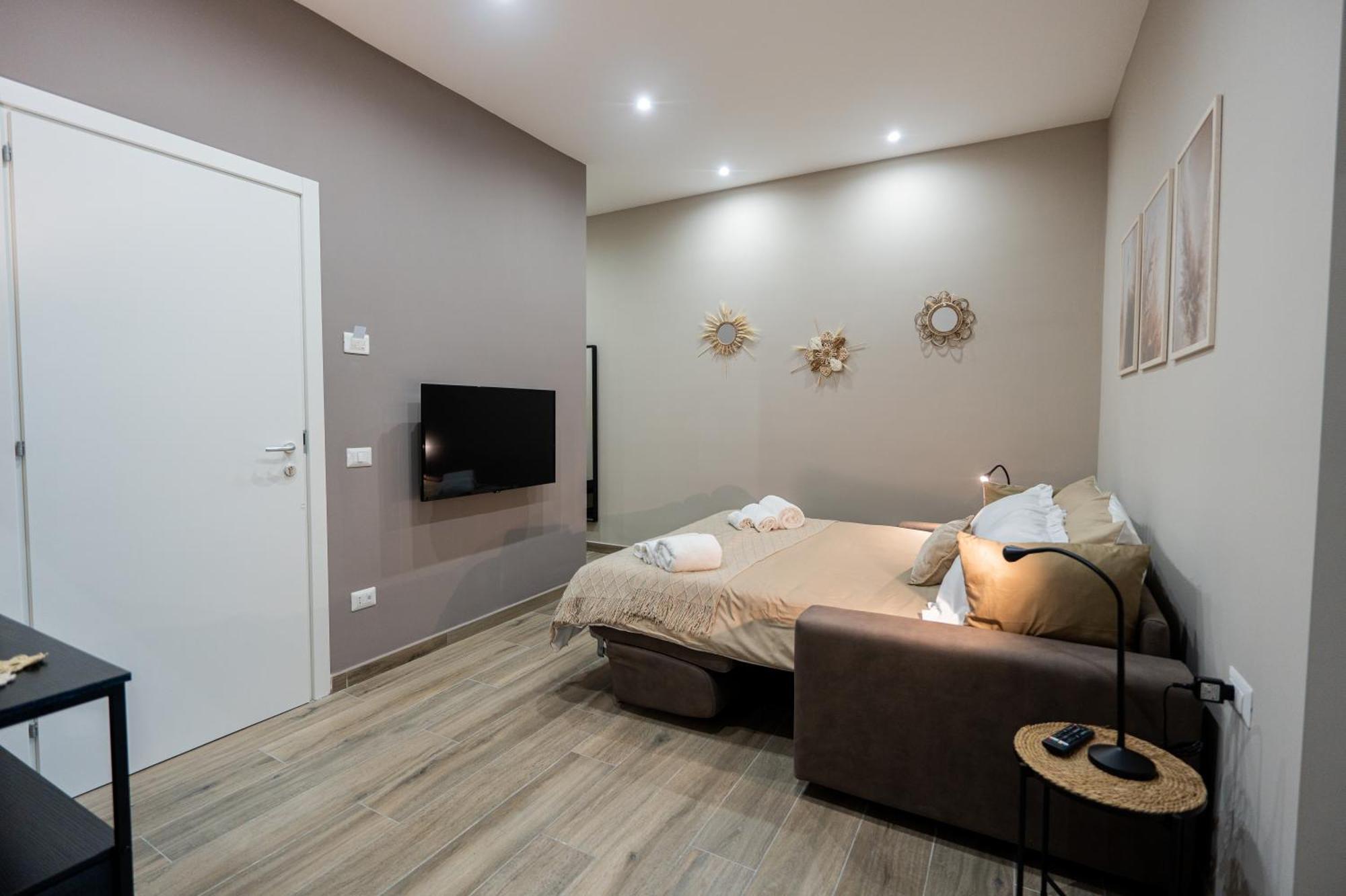 La Casa Di Bianca - Modern Suites Near Plebiscito Napoli Bagian luar foto
