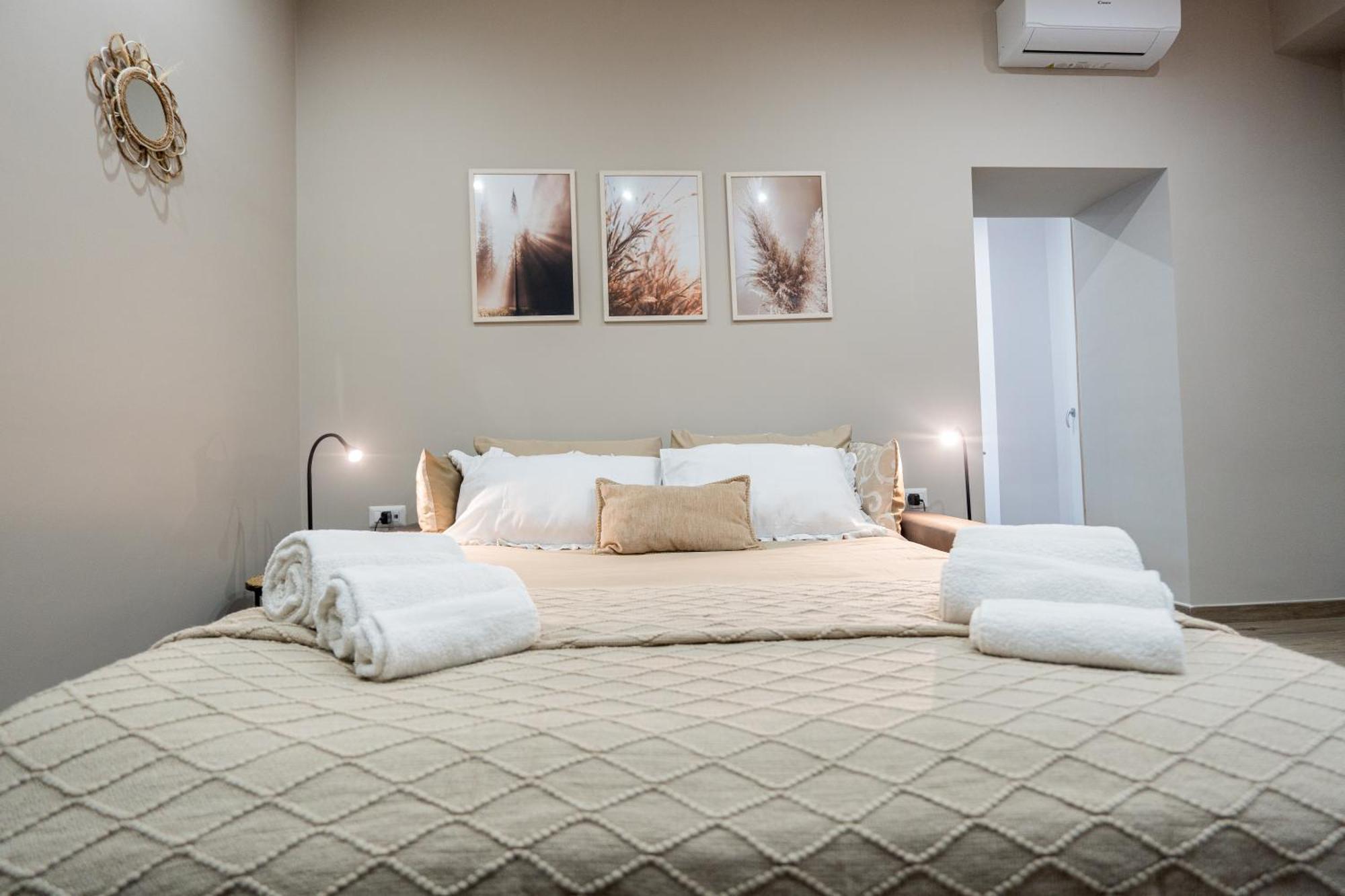 La Casa Di Bianca - Modern Suites Near Plebiscito Napoli Bagian luar foto