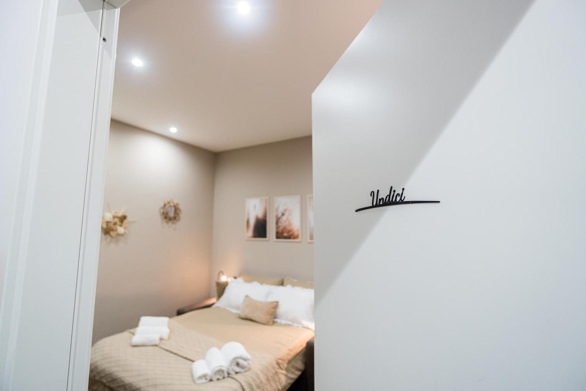 La Casa Di Bianca - Modern Suites Near Plebiscito Napoli Bagian luar foto
