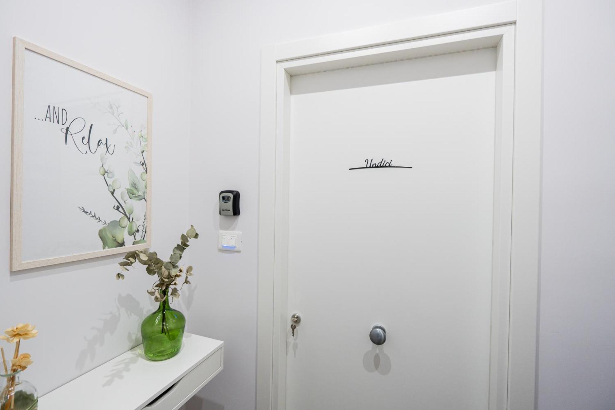 La Casa Di Bianca - Modern Suites Near Plebiscito Napoli Bagian luar foto